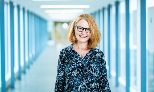 Dr Anke Bernau.